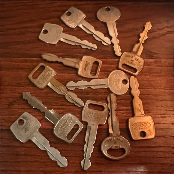 VTG 12 Ford Keys toUpcycle, projects, repurpose, diy, crafting, jewelry - Picture 2 of 4